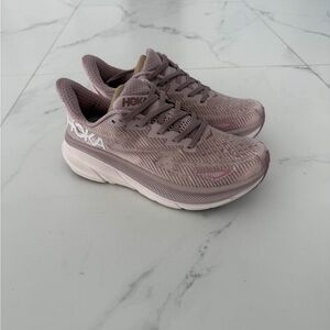 Hoka One Clifton 9 Women’s Running Shoe Size 6B, 7.5B